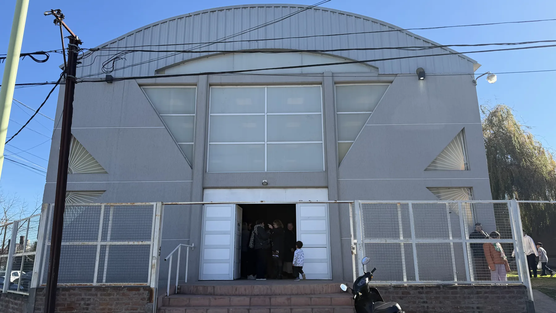 Frente del templo de Catedral del Pueblo en Garay 1302, Bahía Blanca, con las puertas abiertas